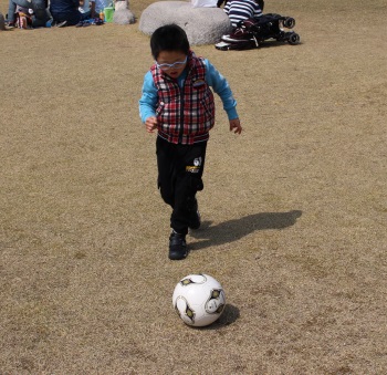 広場でサッカー