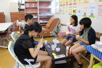 スライム作りを楽しむ風景