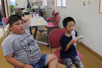 カラオケを楽しむ二人