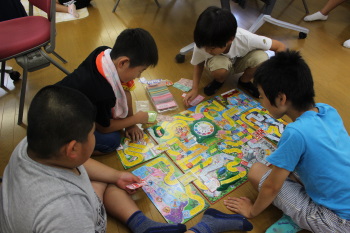 人生ゲームで遊んでる