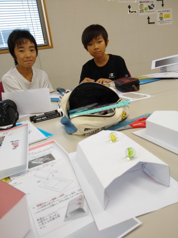 トリックアートを見つめる二人