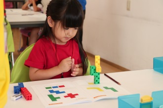 パズル課題に取り組む小学生