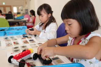 ロボット課題に取り組む小学生