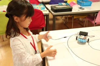 プログラミング課題に取り組む小学生