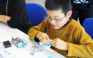 真剣に考える小学生