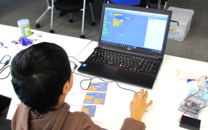 真剣に考える小学生