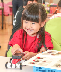 ロボットプログラミングに取り組む小学生