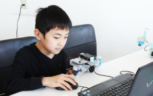 真剣に考える小学生