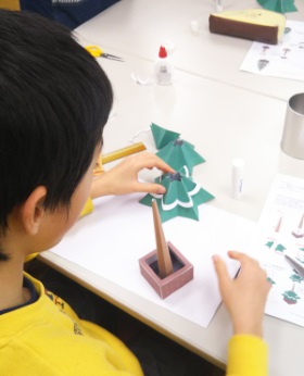 ツリー製作作業中の画像